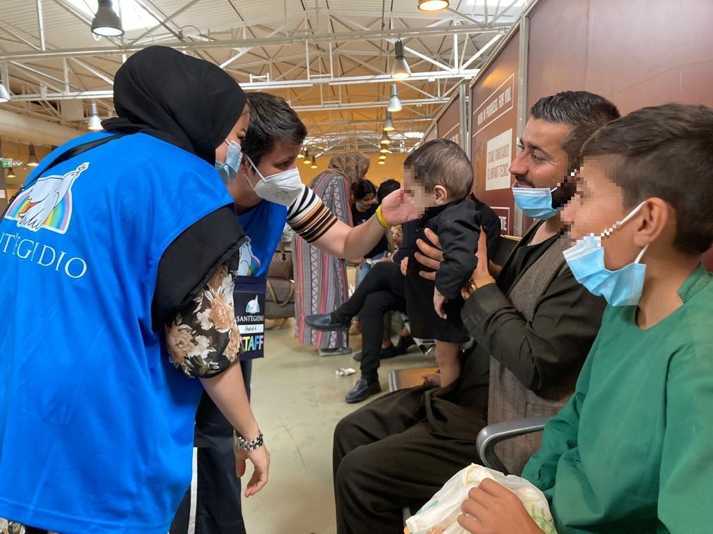 I primi evacuati da Kabul accolti all'aeroporto di Fiumicino dalla Comunità di Sant'Egidio